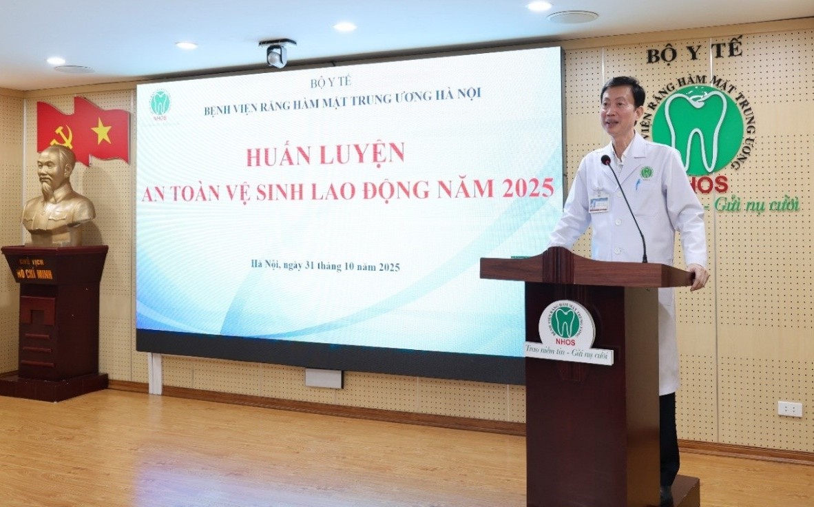 PGS.TS. Nguyễn Quang Bình, Phó Giám đốc, Chủ Tịch Công đoàn Bệnh viện phát biểu tại lớp huấn luyện ATVSLĐ